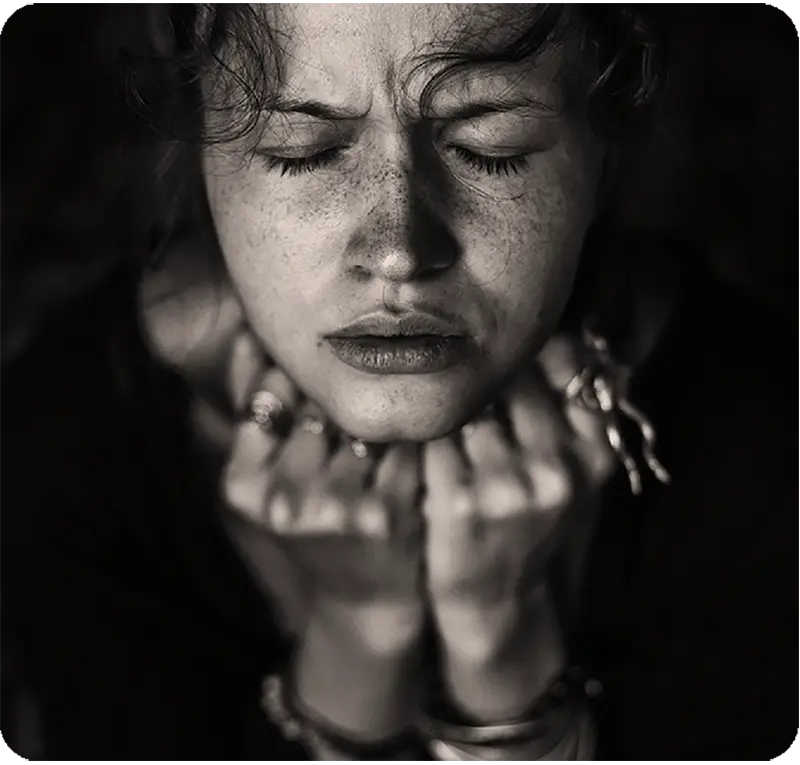 رقص زندگی دختر در حال راز و نیاز و دعا